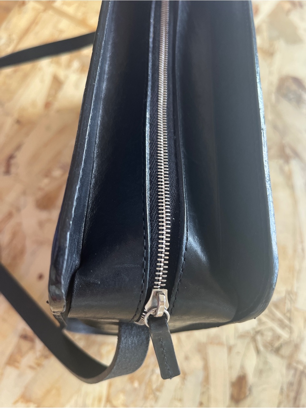 Black Croc-Embossed Crossbody: Le Beá by Herbert Frère Sœur - Picture 6 of 9